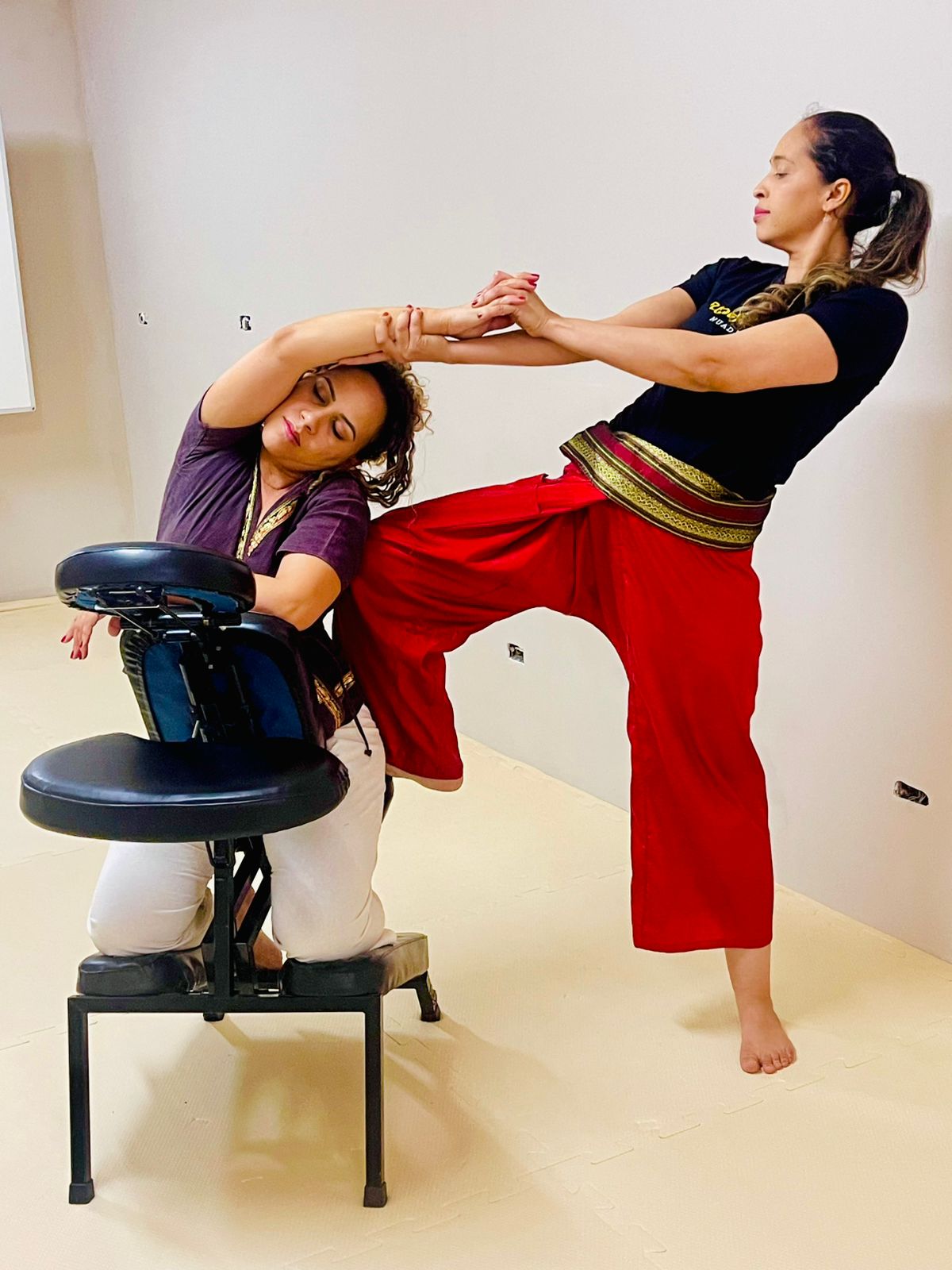 Sessão de Quick Thai Massage aplicada em cadeira