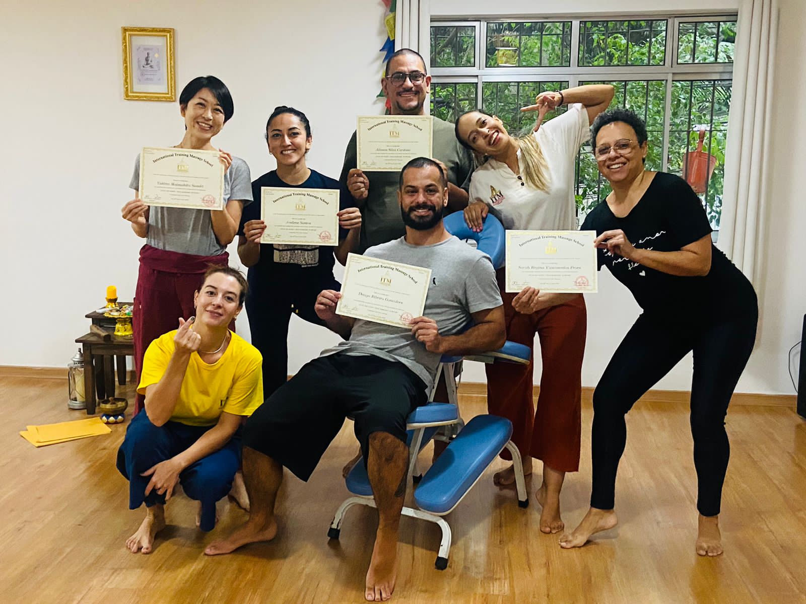 Turma do Dharma com certificados ao final da formação