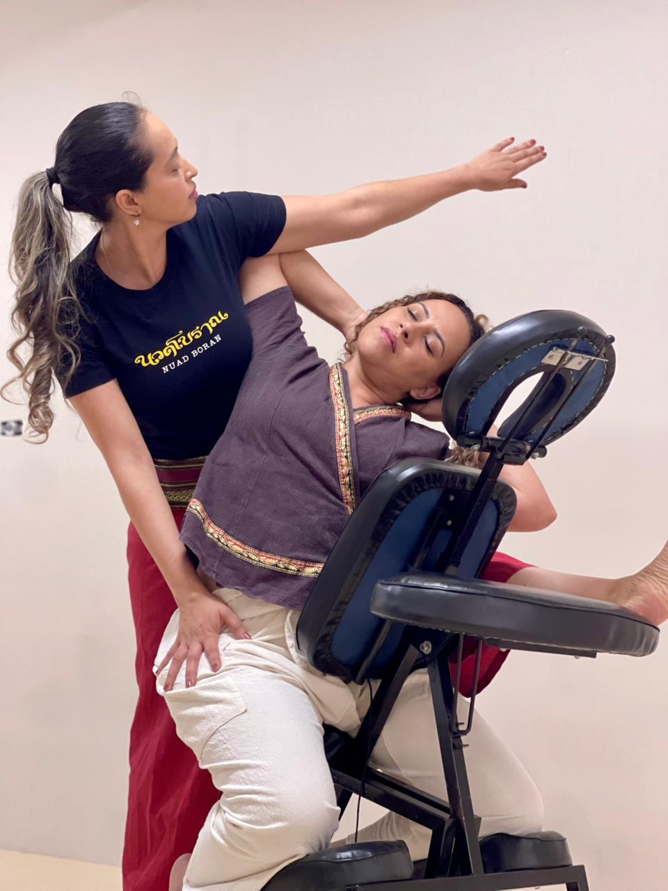 Alunas praticando Quick Thai Massage em cadeira